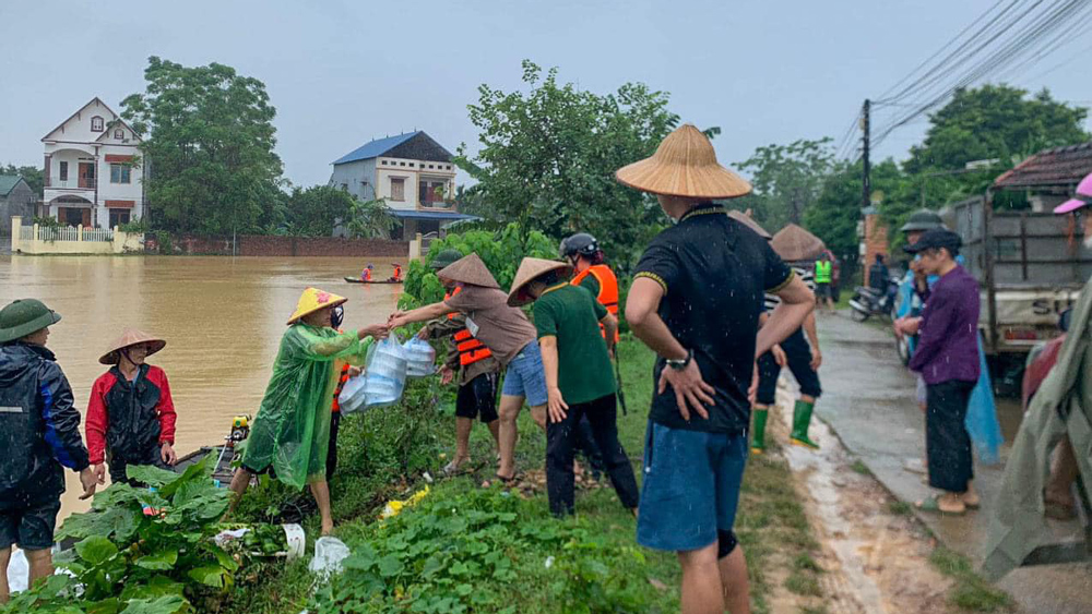 Bếp lửa tình người giữa mùa bão lũ