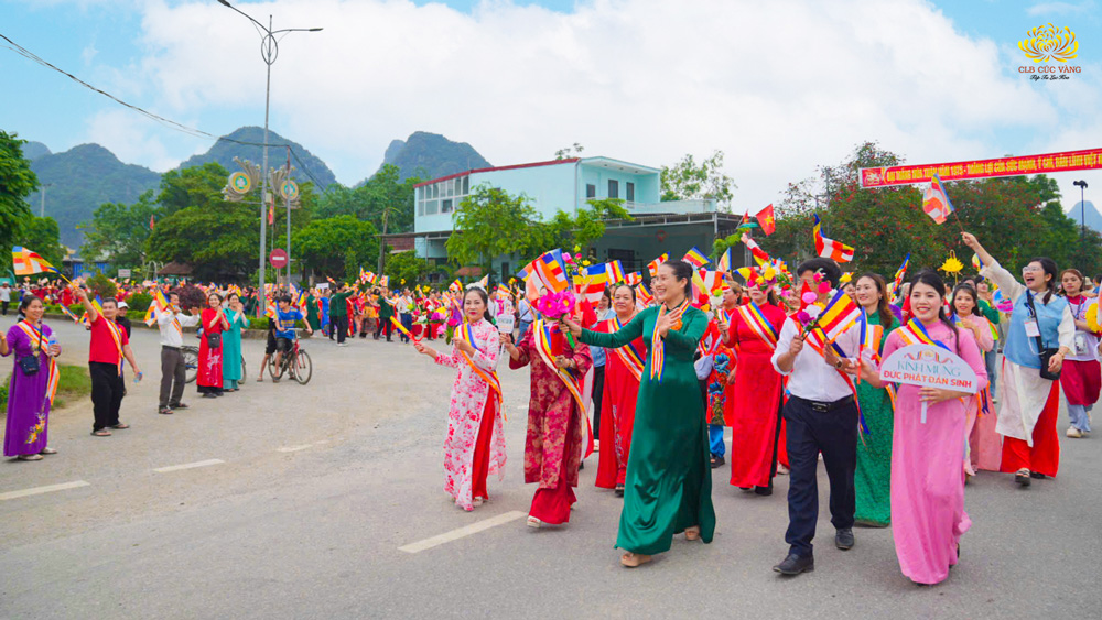 Mãn nhãn với những sắc màu rực rỡ của lễ diễu hành xe hoa kính mừng Phật đản tại huyện Minh Hóa, Quảng Bình
