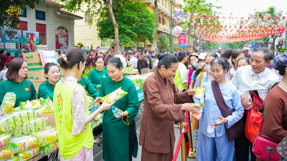 Phật tử CLB Cúc Vàng - Tập Tu Lục Hòa hoan hỷ chiêm bái Xá Lợi Đức Phật và phụng sự trong Đại lễ