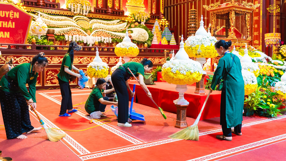 Phật tử hoan hỷ hỗ trợ giữ gìn cảnh quan thanh tịnh nơi tôn trí Xá lợi Phật
