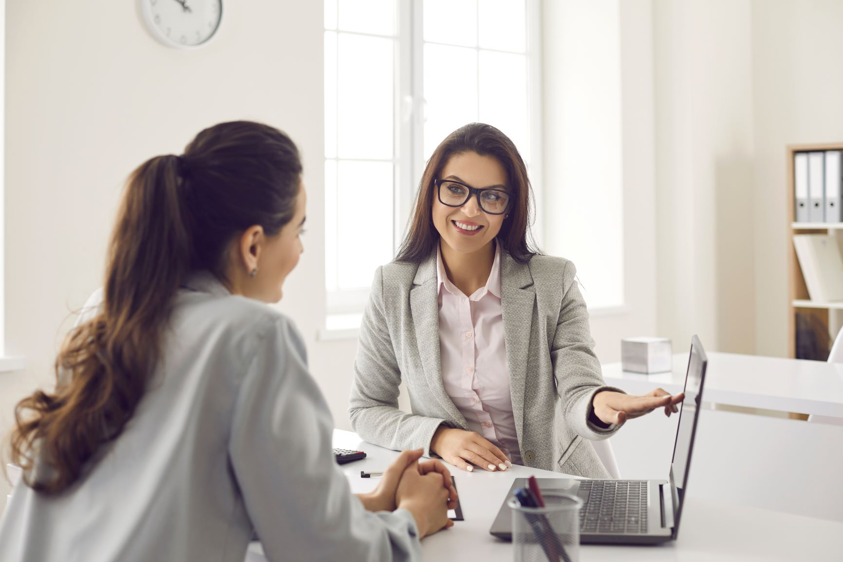 Khi đi làm ứng xử với khách hàng khó tính như thế nào?