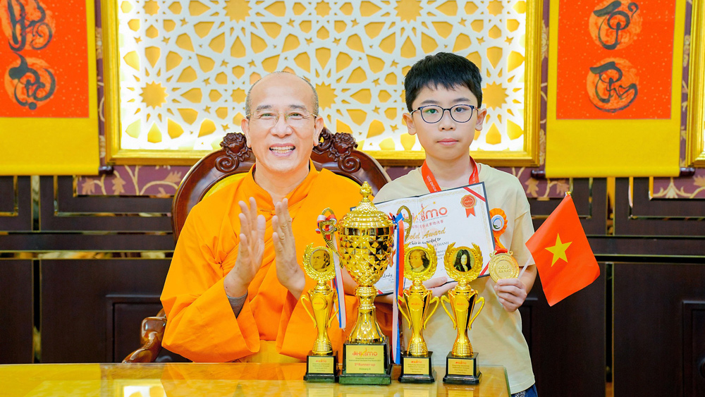 Tự hào Việt Nam - Khóa sinh đạt huy chương vàng và cúp tại chung kết Olympic Toán Quốc tế HKIMO tại Hồng Kông
