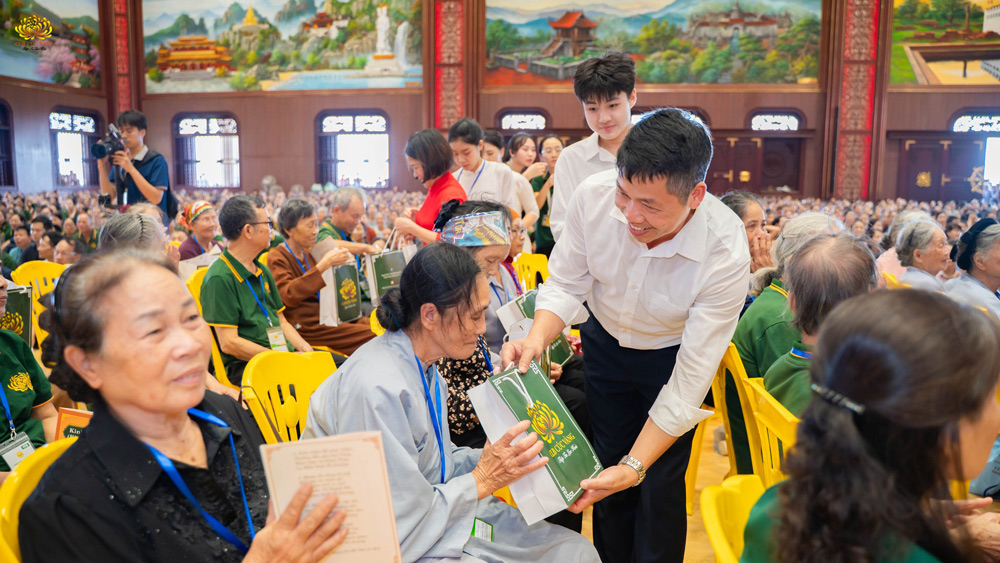 Vu Lan trẩy hội hiếu: Nguyện mong duyên lành cha mẹ được nương tựa Phật Pháp, đời đời an vui