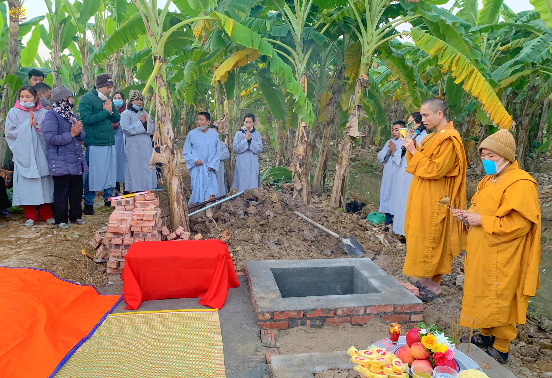 Gia đình thỉnh chư Tăng chùa Ba Vàng tác lễ hóa giải mộ kết và sang cát (ảnh năm 2020 - ảnh minh họa)