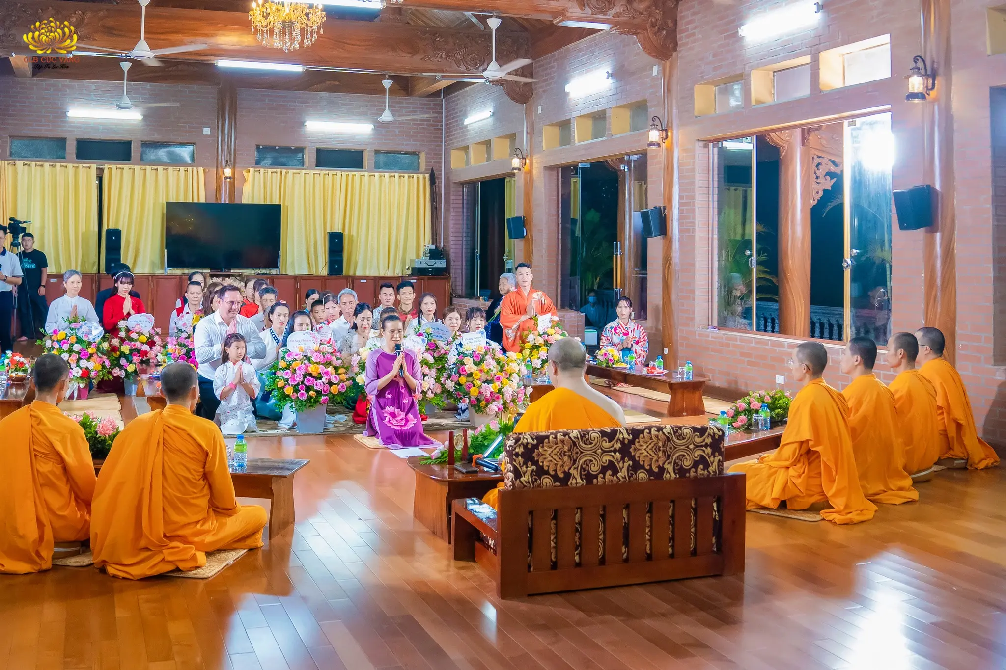 Nhân chuyến về thăm chùa, các Phật tử đến từ 9 đạo tràng Phật tử xa xứ đã được đảnh lễ, tri ân và vấn an sức khỏe Sư Phụ cùng chư Tăng chùa Ba Vàng dưới sự tác bạch của Cô chủ nhiệm Phạm Thị Yến.
