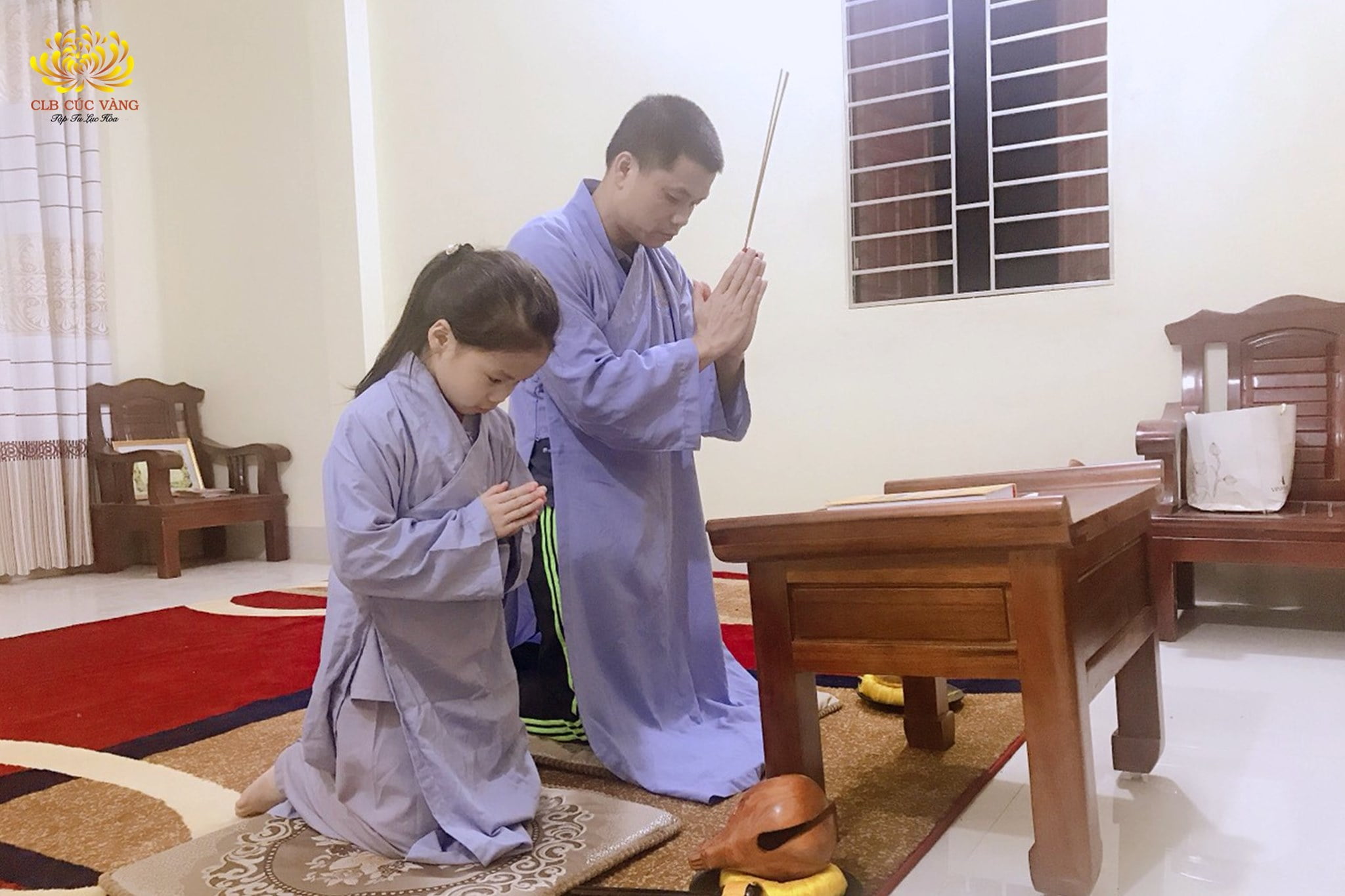 Bạn Phật tử nhí trong đạo tràng Minh Niệm - Lạng Sơn trong thời gian nghỉ học cũng tham gia tu tập cùng với bố của mình