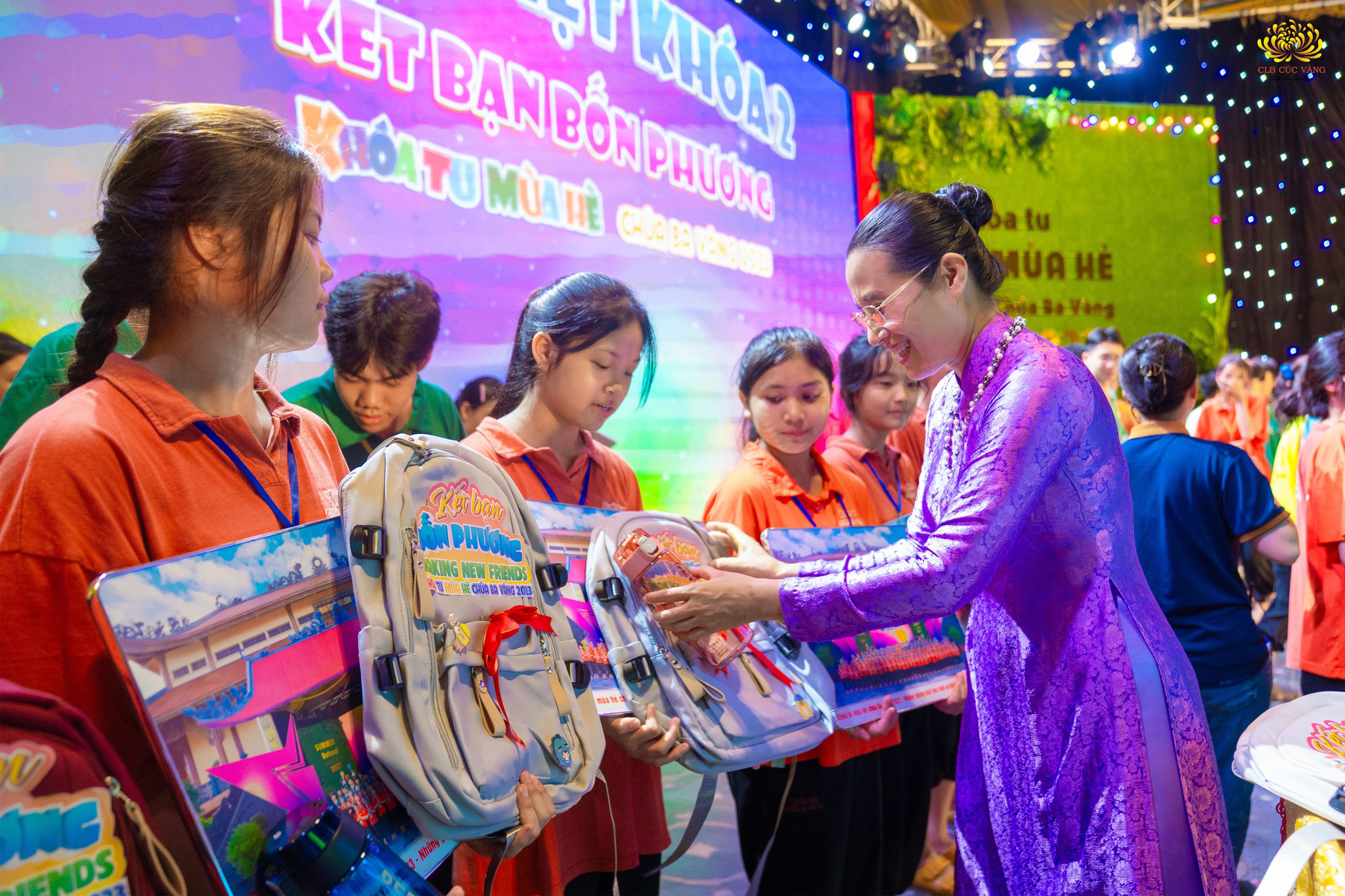 Các bạn khóa sinh có thành tích cao trong học tập được Cô Phạm Thị Yến trao những phần quà ý nghĩa.