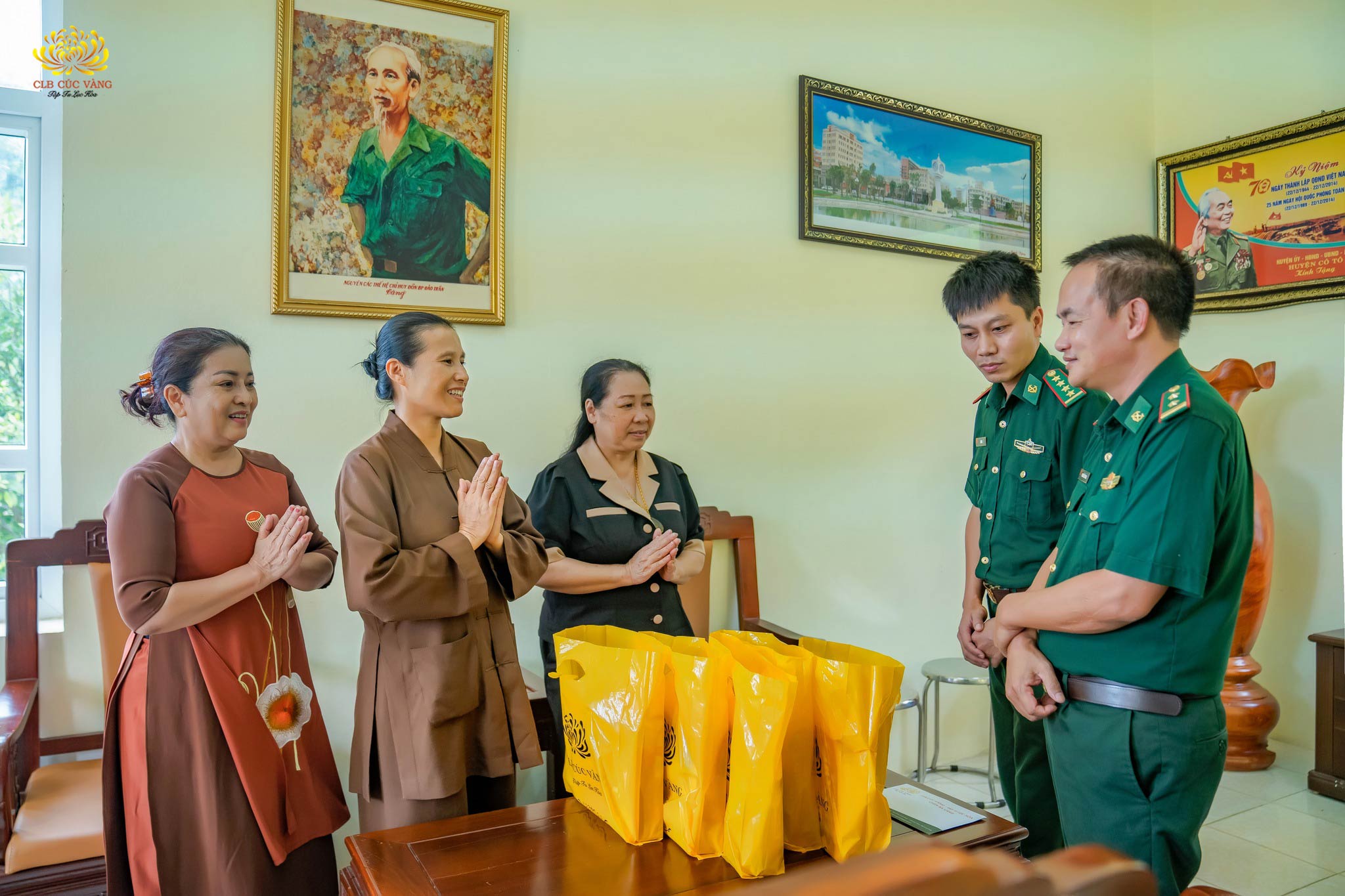 Các chiến sĩ tại đồn biên phòng huyện đảo Cô Tô đón nhận món quà từ các Phật tử Câu lạc bộ Cúc Vàng - Tập Tu Lục Hòa.