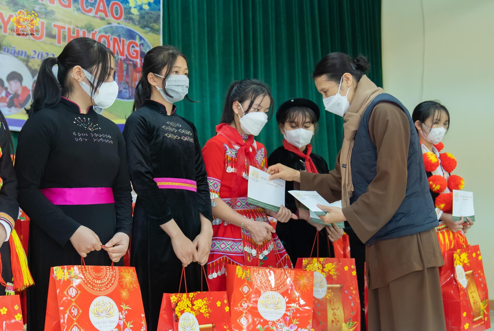 Cô chủ nhiệm Phạm Thị Yến trao các suất quà và tiền mặt cho các em học sinh nghèo vươn lên vượt khó huyện Lâm Bình
