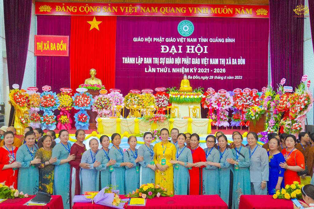 Cô Phạm Thị Yến chụp ảnh lưu niệm cùng các Phật tử tại đại hội