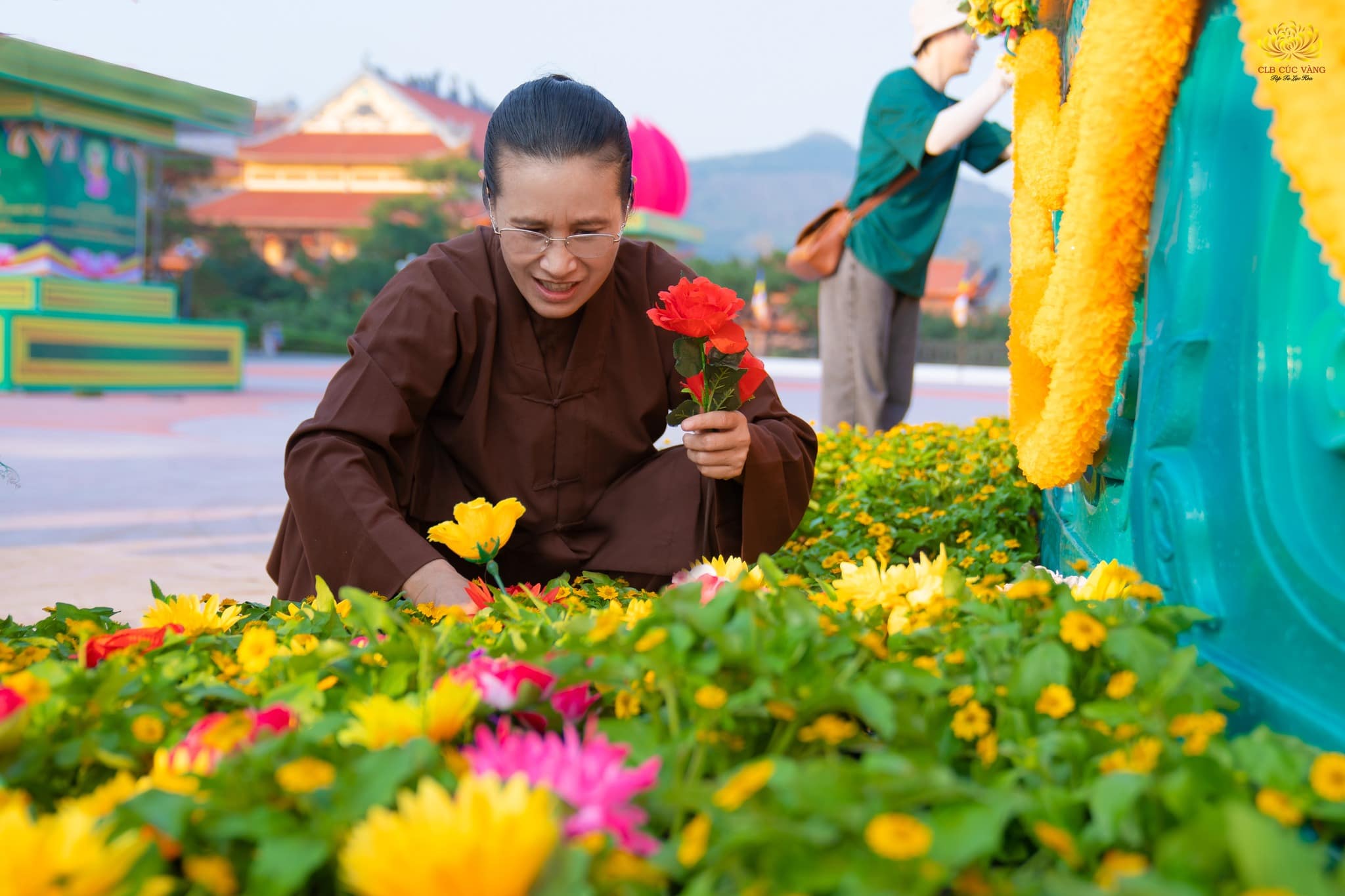 Cô Phạm Thị Yến cùng các Phật tử cắm những bông hoa rực rỡ sắc màu, hòa vào bức tranh tươi mới và rạng rỡ của chùa Ba Vàng đón mừng Phật đản