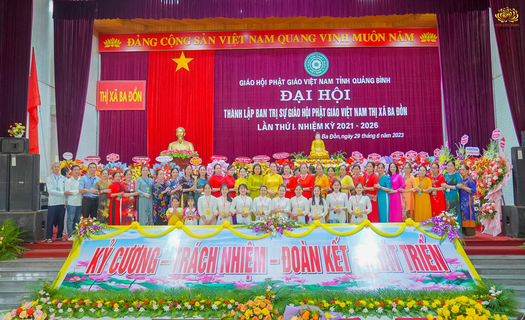 Cô Phạm Thị Yến cùng các Phật tử chụp ảnh lưu niệm tại đại hội thành lập ban Trị sự GHPGVN thị xã Ba Đồn nhiệm kỳ 2021 - 2026
