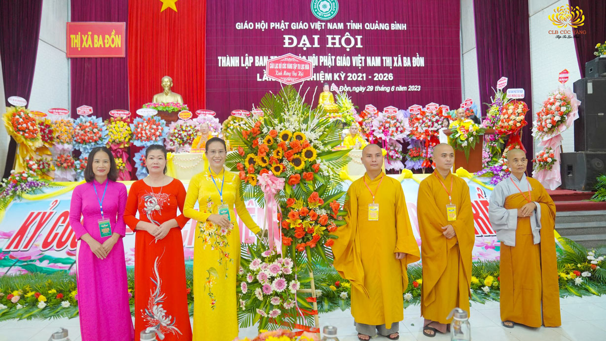 Cô chủ nhiệm Phạm Thị Yến cùng đại diện Phật tử CLB Cúc Vàng dâng hoa kính mừng tân ban Trị sự GHPGVN thị xã Ba Đồn nhiệm kỳ 2021 - 2026