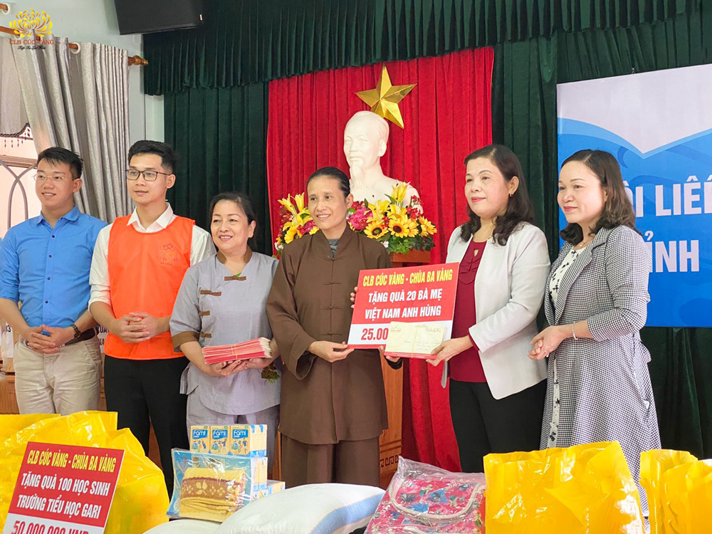 CLB Cúc Vàng trao 100 suất quà cho học sinh tại trường tiểu học Gari cùng 20 suất quà cho các bà mẹ Việt Nam Anh Hùng tại hội trường Trụ sở Hội Liên hiệp Phụ nữ tỉnh Quảng Nam