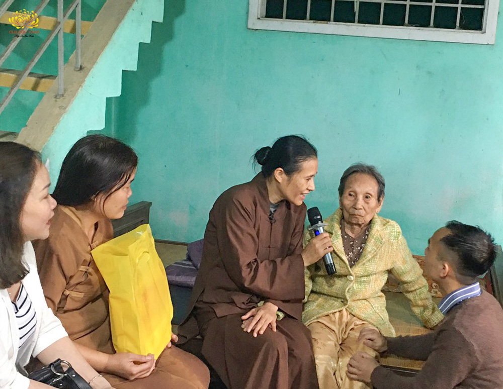 Cô Phạm Thị Yến cùng các Phật tử trong CLB Cúc Vàng đến thăm nhà bà mẹ Việt Nam Anh Hùng Nguyễn Thị Thân (95 tuổi) tại xã Điện Thọ, thị xã Điện Bàn, tỉnh Quảng Nam