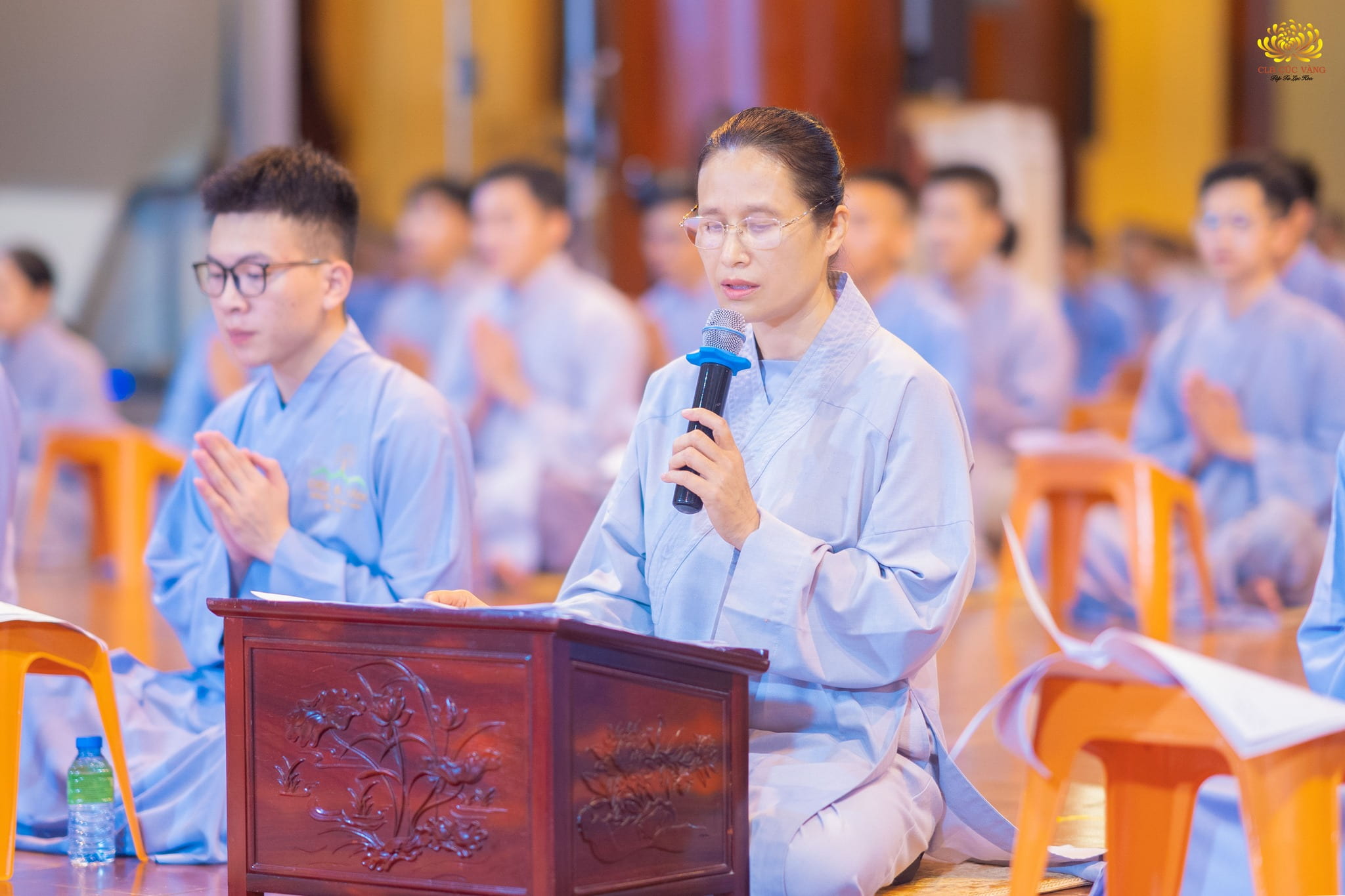 Cô Phạm Thi Yến cùng các Phật tử tụng kinh khai đàn chương trình tu tập theo 3 tháng an cư của chư Tăng