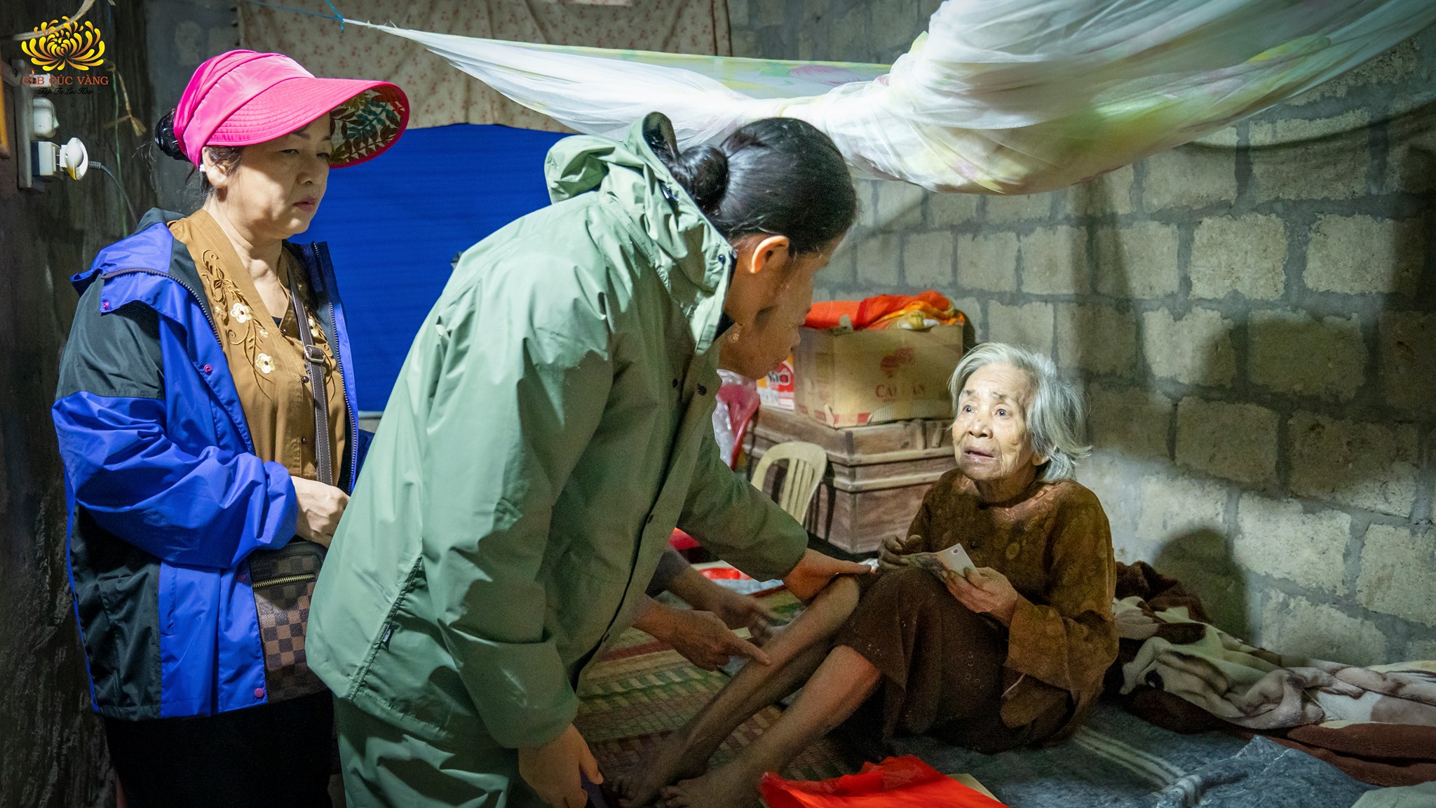 Cô Phạm Thị Yến cùng các Phật tử trao quà cho người già neo đơn trong chuyến từ thiện tại miền Trung