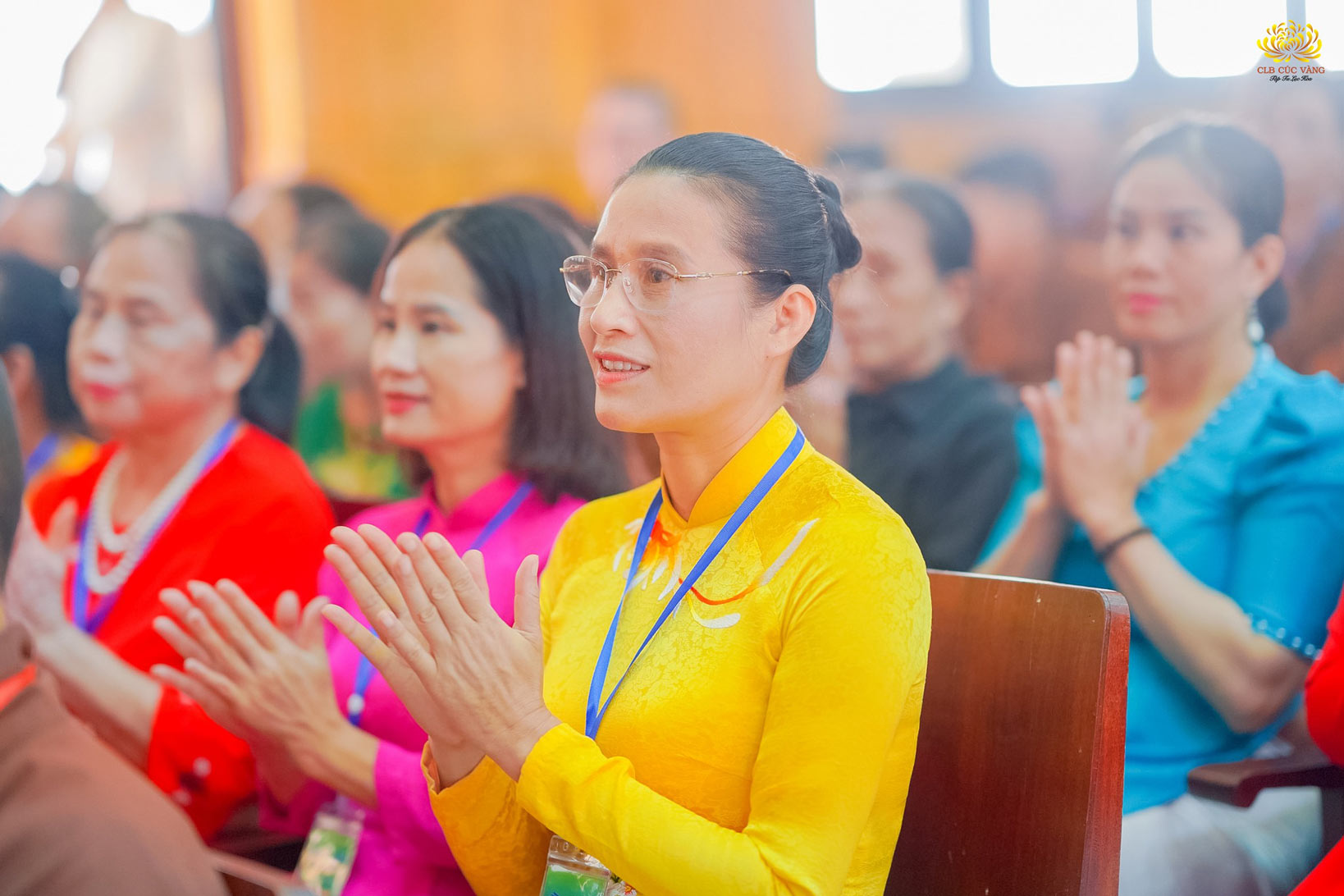 Cô Phạm Thị Yến cùng đại diện các Phật tử tham gia chúc mừng đại hội thành lập ban Trị sự GHPGVN thị xã Ba Đồn nhiệm kỳ 2021 - 2026