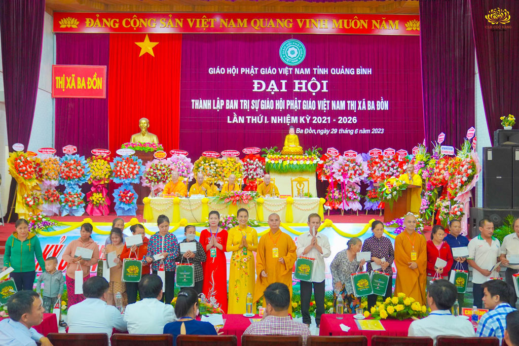 Cô Phạm Thị Yến đại diện cho CLB Cúc Vàng - Tập Tu Lục Hòa trao tặng phần quà tới các hộ gia đình có hoàn cảnh khó khăn tại thị xã Ba Đồn, Quảng Bình