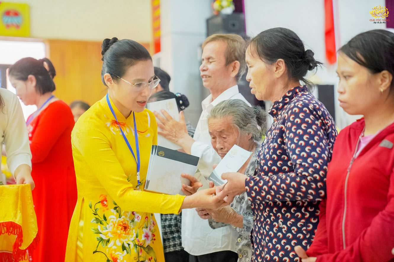 Cô Phạm Thị Yến đại diện cho CLB Cúc Vàng - Tập Tu Lục Hòa trao tặng phần quà tới các hộ gia đình khó khăn trên địa bàn thị xã Ba Đồn