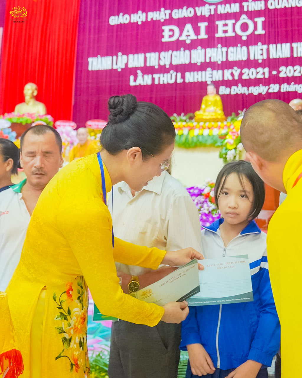 Cô Phạm Thị Yến đại diện cho CLB Cúc Vàng - Tập Tu Lục Hòa trao tặng suất quà ý nghĩa tới học sinh nghèo vượt khó trên địa bàn thị xã Ba Đồn, Quảng Bình