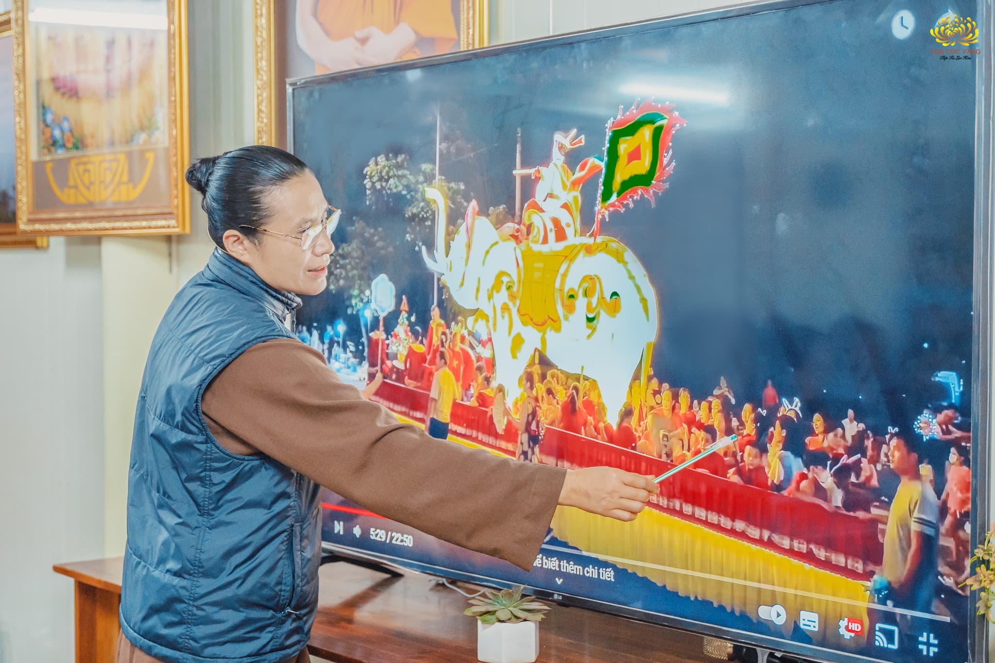 Cô Phạm Thị Yến hướng dẫn các Phật tử trong việc tổ chức Đại lễ Phật đản chùa Ba Vàng năm 2023