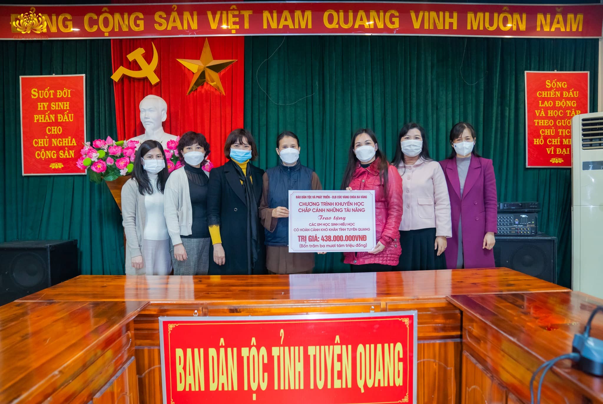 Cô Phạm Thị Yến và các Phật tử CLB Cúc Vàng đã đại diện trao tặng 320 suất quà trị giá 438 triệu đồng-1