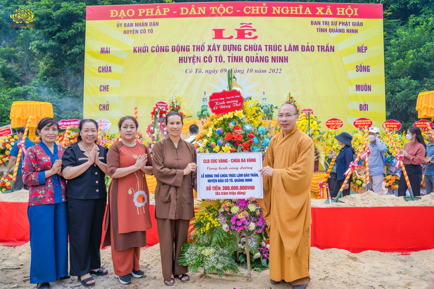 Phật tử CLB Cúc Vàng cúng dường 300 triệu đồng tới chùa Trúc Lâm Đảo Trần, Cô Tô nhân lễ khởi công xây dựng
