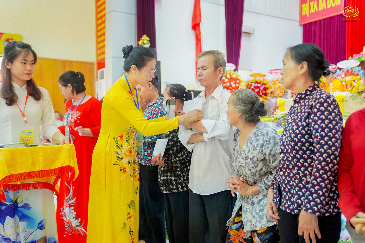 Đại diện cho CLB Cúc Vàng - Tập Tu Lục Hòa, Cô Phạm Thị Yến trao tặng những phần quà ý nghĩa tới các hộ gia đình khó khăn trên địa bàn thị xã Ba Đồn, Quảng Bình