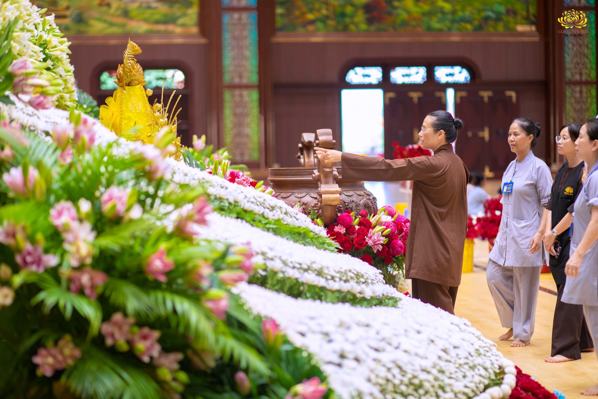 Đồng hành cùng các Phật tử trong công tác chuẩn bị cho Đại lễ Phật đản, Cô Phạm Thị Yến đã tới tận nơi để cùng kiểm tra và động viên các Phật tử