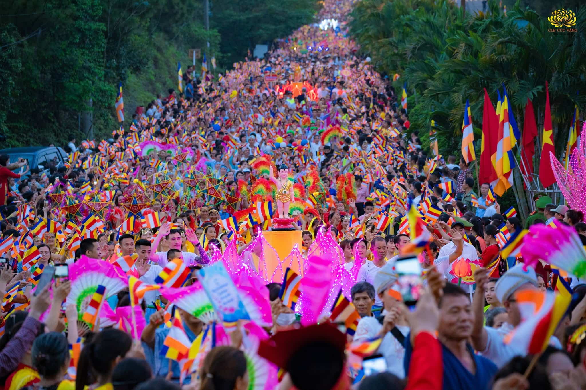 Dòng người diễu xe hoa với cờ hoa rực rỡ, trang phục đầy sắc màu đã khiến niềm vui chung đón mừng Phật đản trở nên đặc biệt hơn
