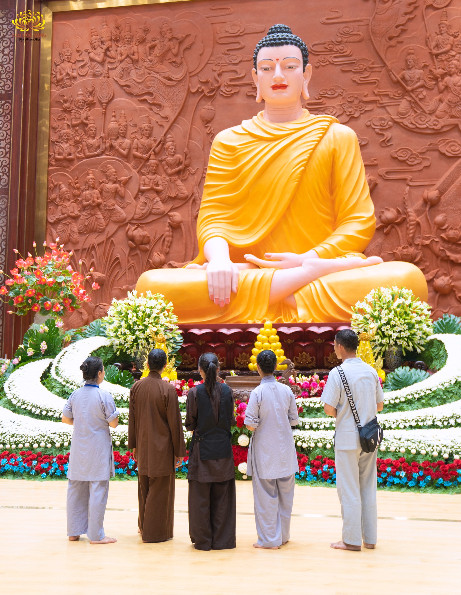 Dưới sự hướng dẫn từ Cô chủ nhiệm, mô hình hoa 3D đang dần được hoàn thiện, khiến cho ban thờ Phật trở nên trang nghiêm, tố hảo