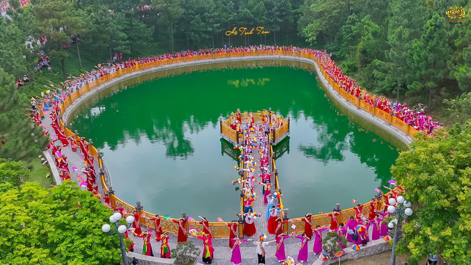Hồ Tịnh Tâm như cũng trở nên căng tràn sức sống bởi những sắc màu rực rỡ và tươi mới mà các Phật tử mang tới trong màn đồng diễn đặc biệt kỷ niệm ngày Khánh đản