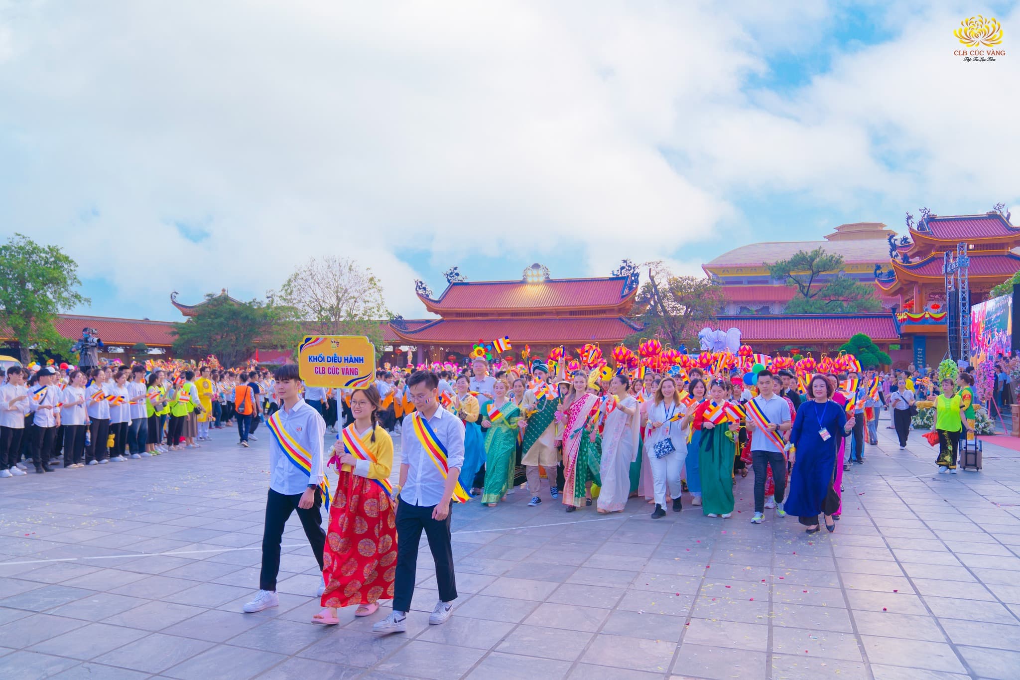 Khối diễu hành CLB Cúc Vàng - Tập Tu Lục Hòa với các Phật tử trong những bộ trang phục rực rỡ, đặc trưng cho các quốc gia, dân tộc. Tất cả đều hòa chung niềm vui đón mừng Đức Thế Tôn giáng trần