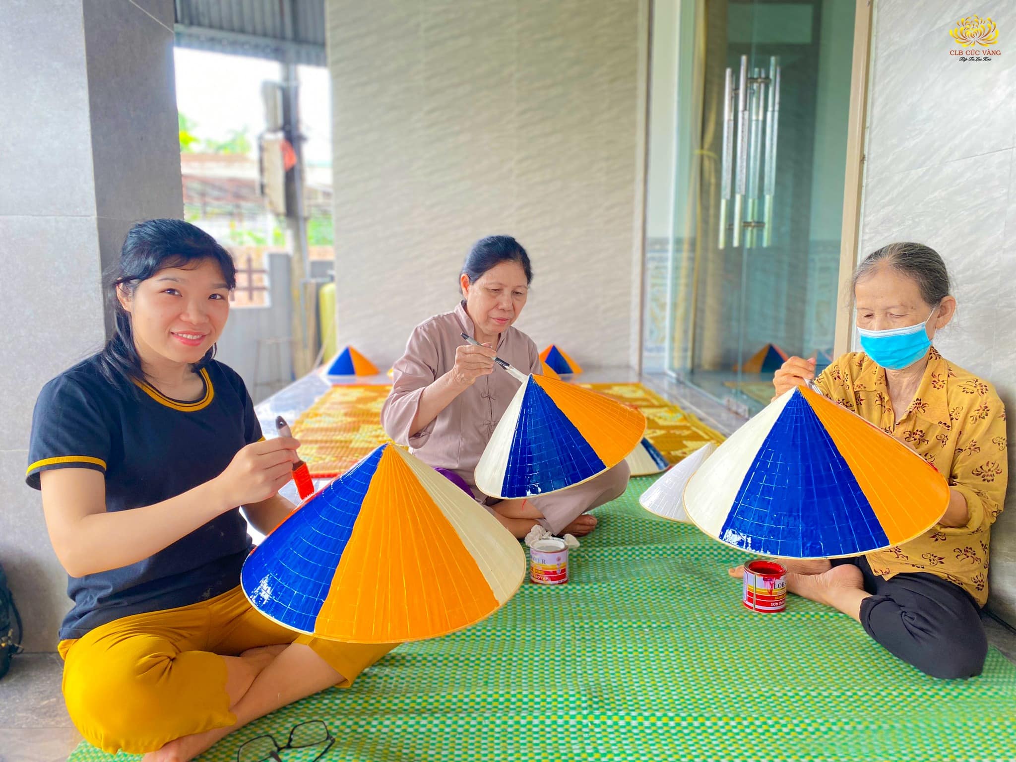 Những chiếc nón lá mang màu sắc của lá cờ Phật giáo là trang phục độc đáo đi kèm của đạo tràng Trúc Tuệ - Mạo Khê, Quảng Ninh