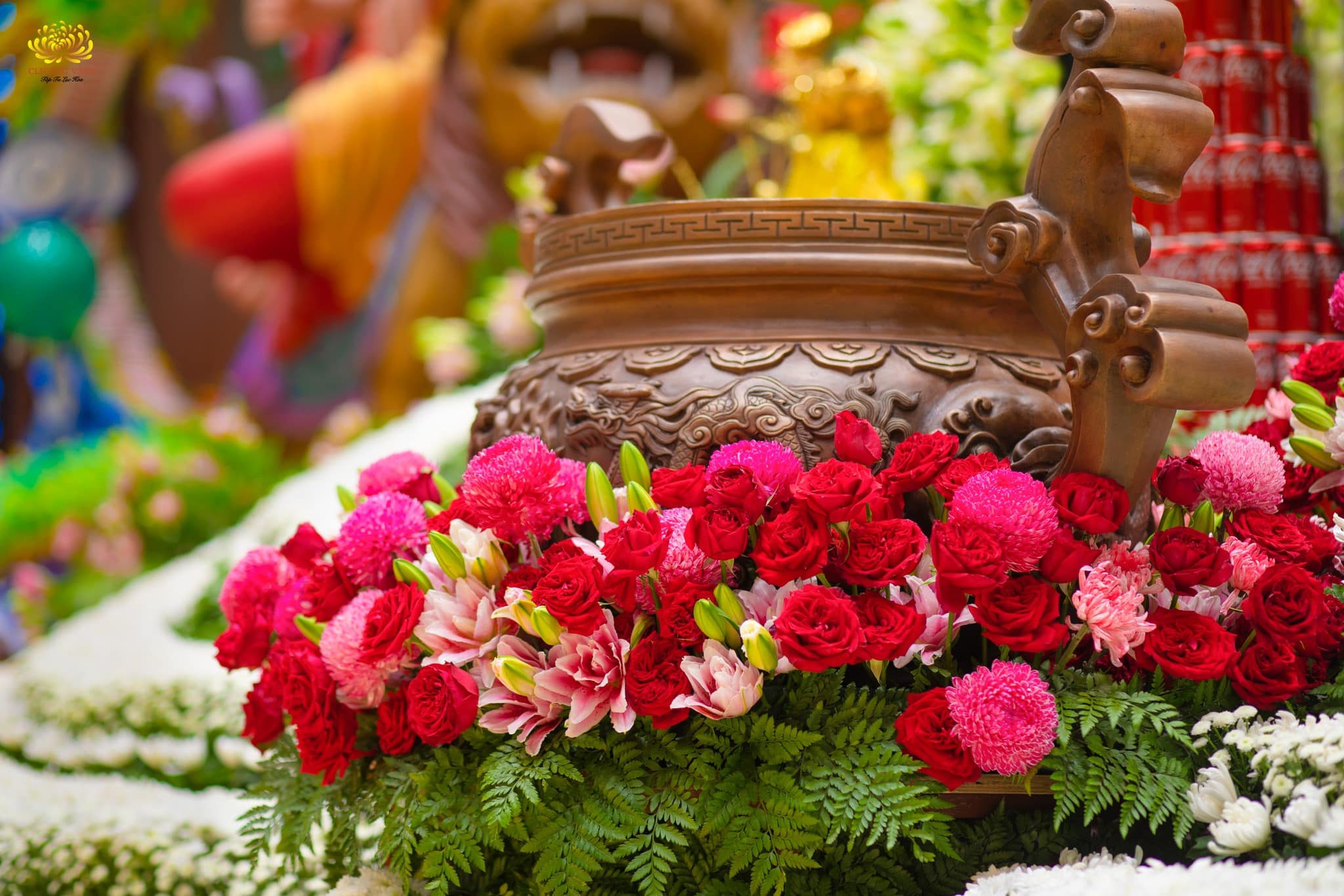 Những đóa hoa rực rỡ sắc màu được trang trí quanh khu vực ban thờ Phật bởi đôi bàn tay khéo léo của các Phật tử