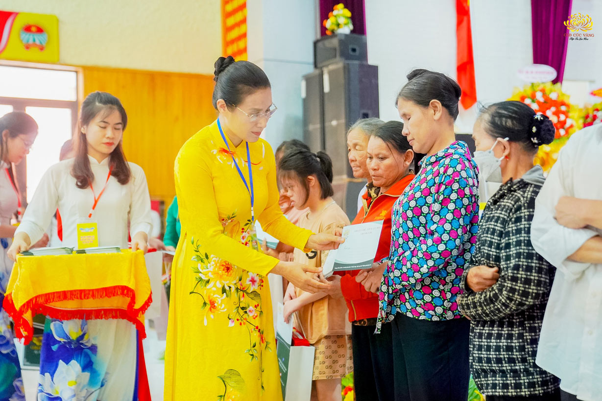 Những suất quà ý nghĩa đã được Cô Phạm Thị Yến trao tặng tới các hộ gia đình có hoàn cảnh khó khăn tại thị xã Ba Đồn, Quảng Bình