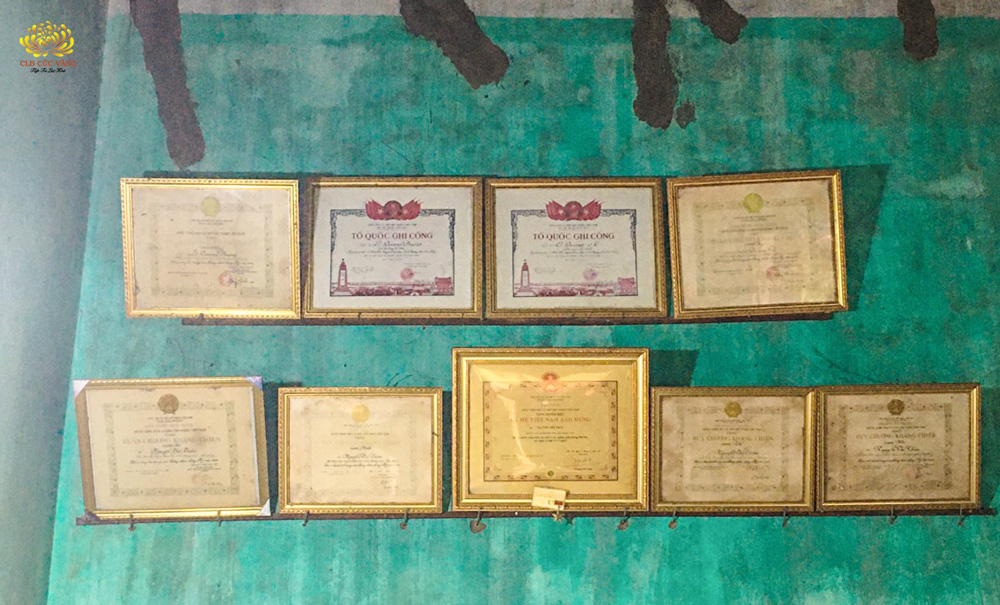 Những tấm bằng Tổ Quốc Ghi Công được treo trong không gian nhà của mẹ Việt Nam Anh Hùng Nguyễn Thị Thân (95 tuổi) tại xã Điện Thọ, thị xã Điện Bàn, tỉnh Quảng Nam