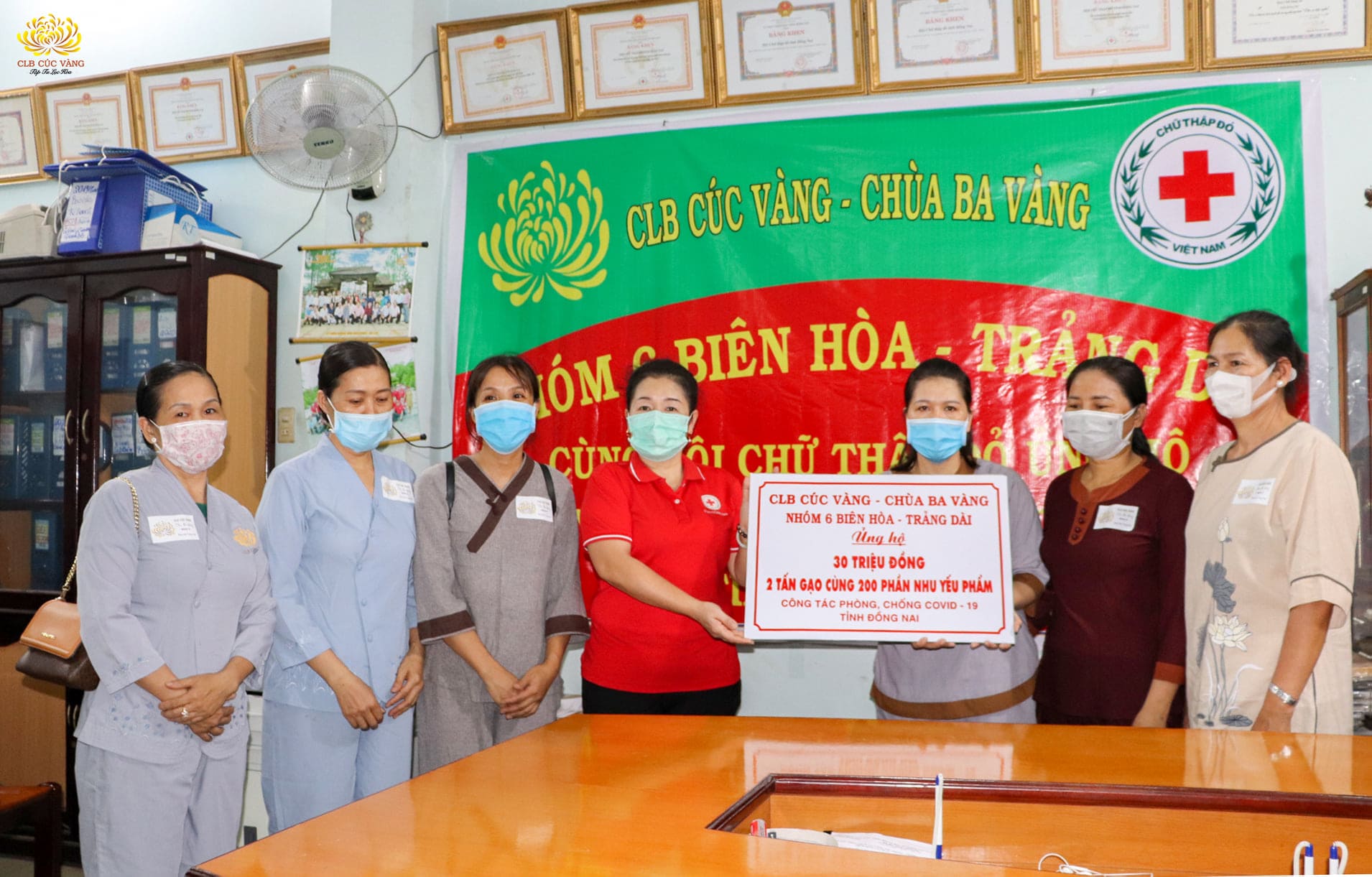Phật tử trong CLB Cúc Vàng - Tập Tu Lục Hòa cùng Hội Chữ thập đổ ủng hộ công tác phòng, chống dịch tại tỉnh Đồng Nai 30 triệu đồng, 2 tấn gạo cùng 200 suất quà