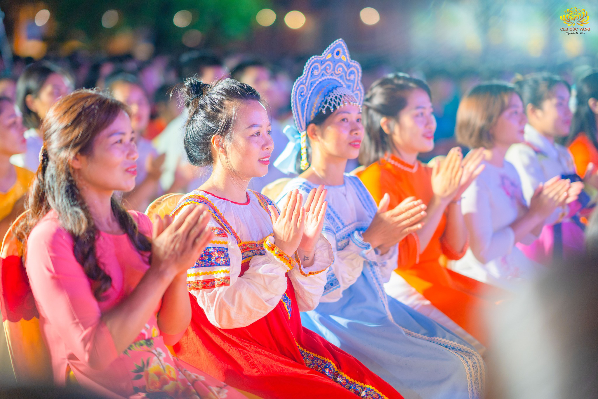 Phật tử xa xứ trong trang phục truyền thống của các quốc gia trên thế giới hoan hỷ tham dự chương trình.