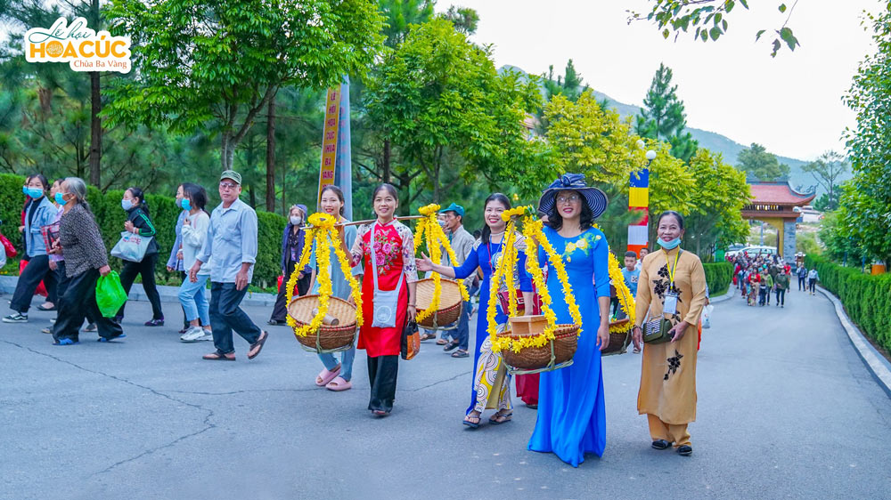 Phật tử với những bộ trang phục mang đậm bản sắc dân tộc đã đem lại rất nhiều màu sắc cho Lễ hội Hoa Cúc