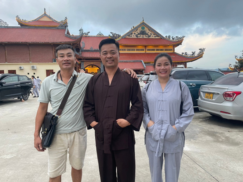 Anh Long (ngoài cùng bên trái) cùng vợ chồng chị Hiền về chùa tu tập