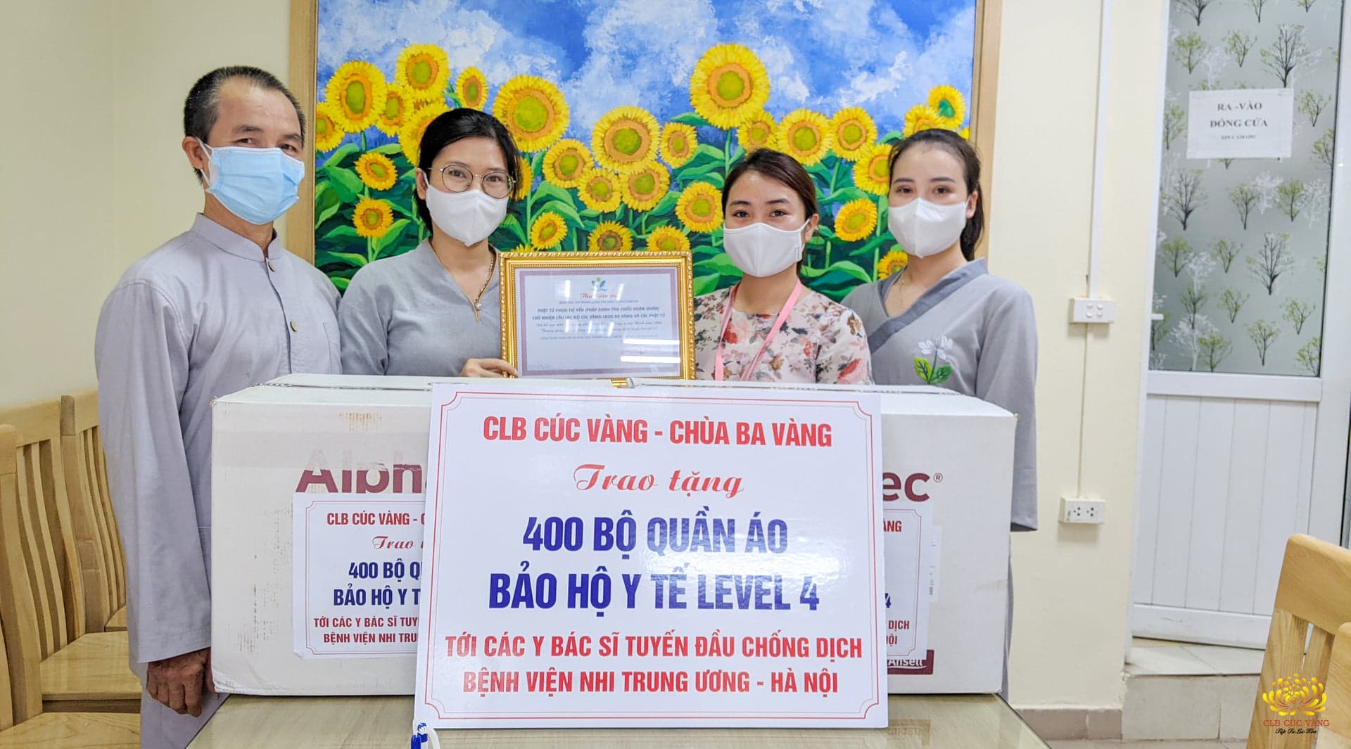 Bà Nguyễn Thị Hồng Nhung thay mặt các y, bác sĩ bệnh viện Nhi Trung ương đón nhận 400 bộ quần áo bảo hộ y tế và trao tặng thư cảm ơn tới Cô chủ nhiệm cùng các Phật tử trong câu lạc bộ