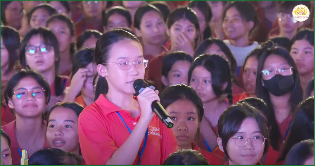 Bạn Nguyễn Đào Khánh Linh ấn tượng nhất với các video bảo vệ môi trường trong buổi chia sẻ của Cô Chủ nhiệm