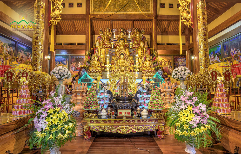 Ban Tam Bảo tại Chính điện chùa Ba Vàng