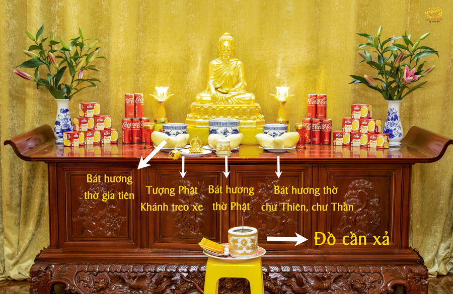 Bày trí ban thờ trước ngày diễn ra lễ an vị lô hương, tượng Phật/khánh treo xe, giải bùa chú
