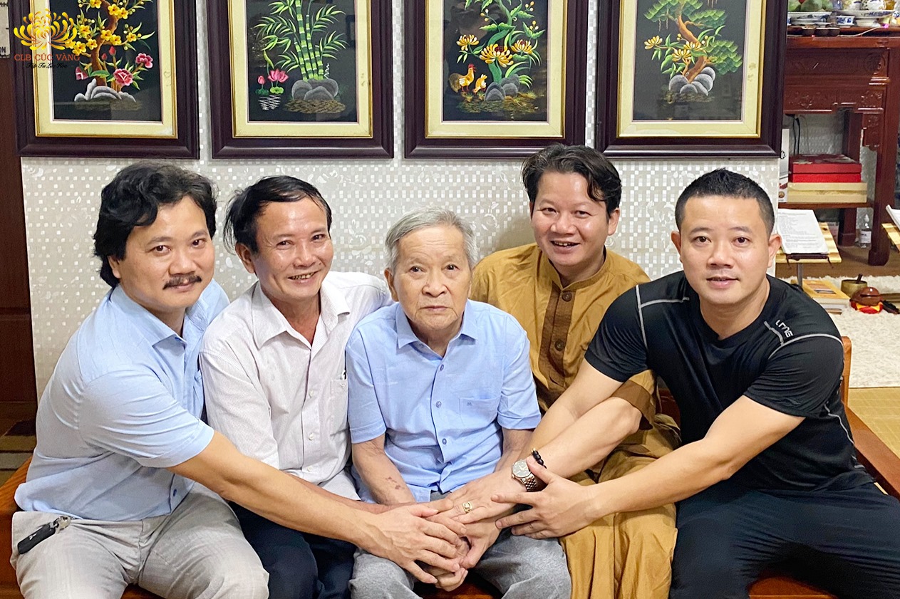 Hình ảnh bốn anh em trong gia đình Phật tử Tâm Ngọc (mặc áo màu vàng) cùng cha của mình