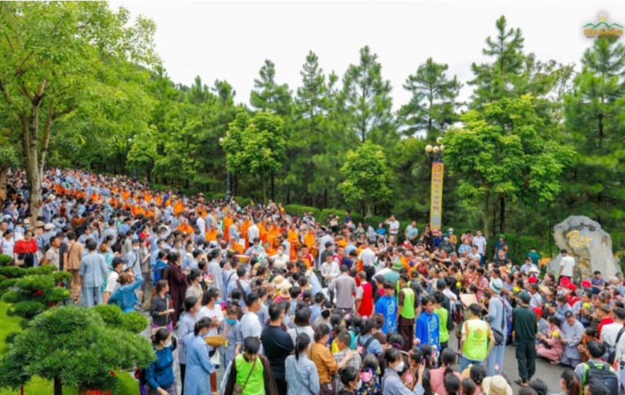 Lễ đặt bát cúng dường chư Tăng tại chùa Ba Vàng ngày 07/8/2022