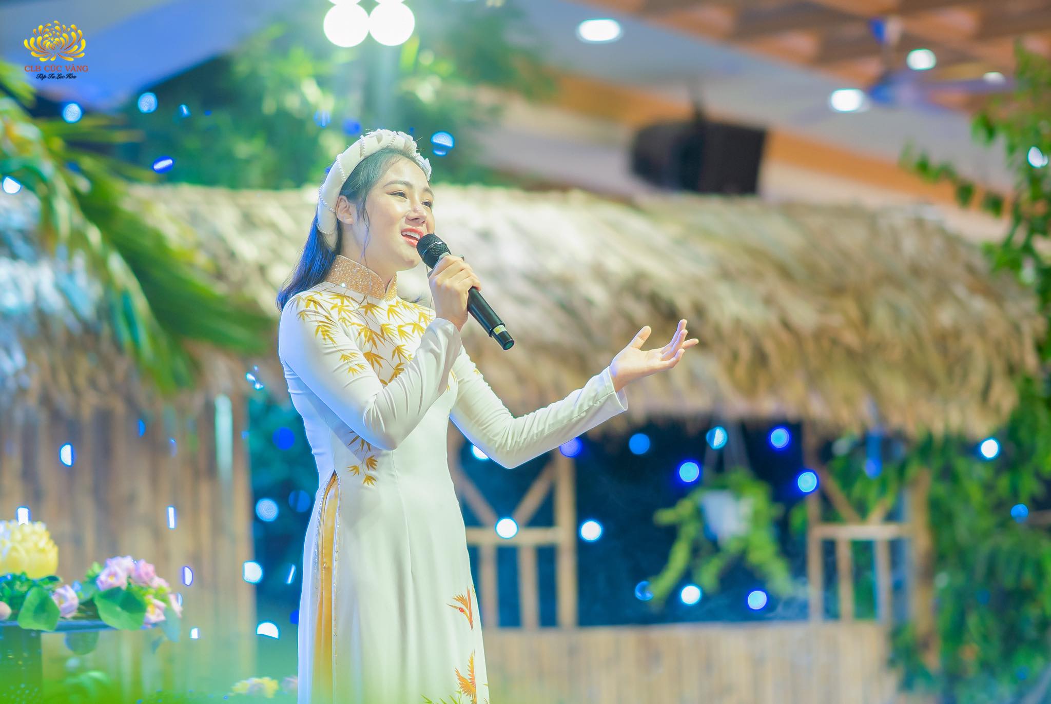 Tại sân khấu chương trình Vu Lan 3 miền điểm cầu Chùa Ba vàng - Quảng Ninh, ca sĩ Thu Huyền đã thể hiện ca khúc Bông hồng cài áo.