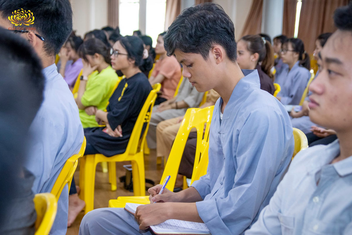 Phật tử trẻ chăm chú lắng nghe và ghi lại những lời Cô Phạm Thị Yến chỉ dạy